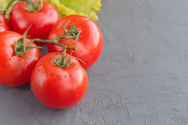 Su damlaları ile olgun organik domates