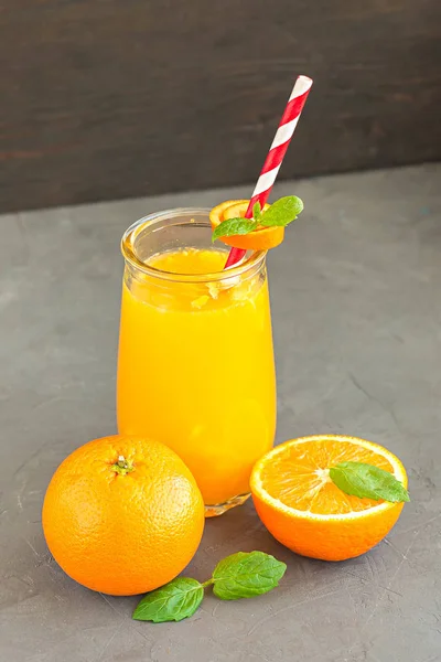Апельсиновий сік і апельсинові фрукти — стокове фото