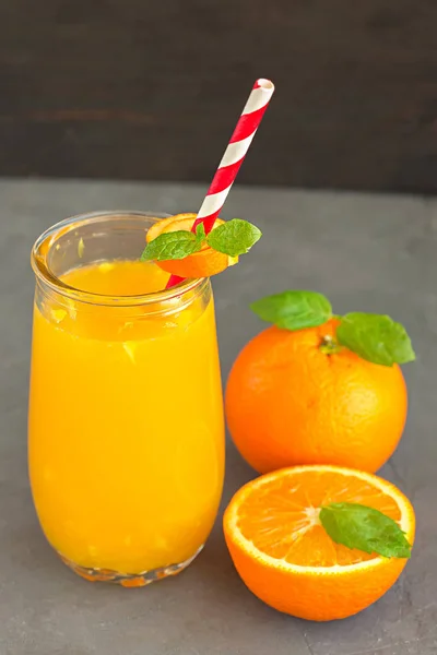 Orange juice and orange fruits — Stock Photo, Image