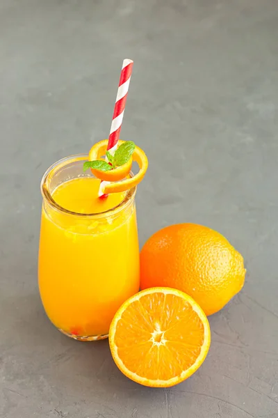 Orange juice and orange fruits — Stock Photo, Image