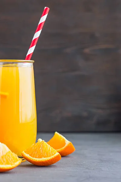 Glass of delicious citrus juice with fresh orange slices — Stock Photo, Image