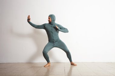 bir ninja gibi hareket sporcu erkek 