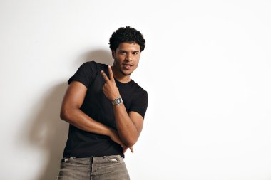 Oynak atletik modeli dans el hareketi 