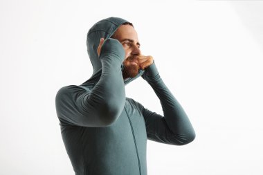 Sakallı atlet hoodie uyuyor 