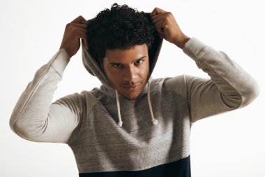 siyah adam hoodie kafasına takıyor. 