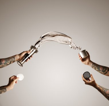 Çelik seyahat bardağa Aeropress dışarı uçan su