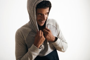 siyah adam hoodie kafasına takıyor.