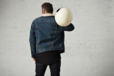 Motorcu vintage bej motosiklet kask tutar