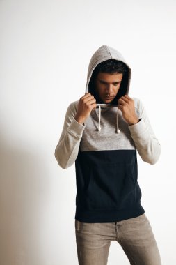 Boş gri siyah hoodie kazaklı adam