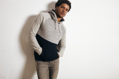 Düşünceli genç siyah erkek 