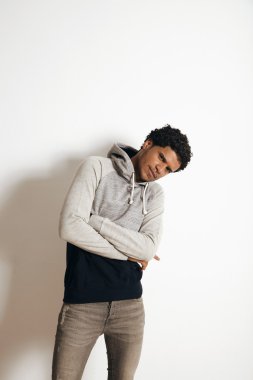 Ciddi çekici latino adam