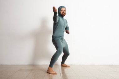 erkek snowboard termal baselayer Süiti giyiyor