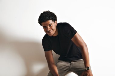 zenci genç gülümseyen