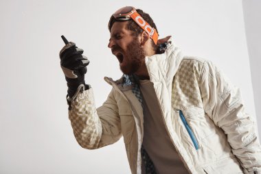 Snowboard dişli çığlık içinde adam