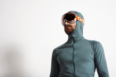 erkek atlet snowboard googles giyer