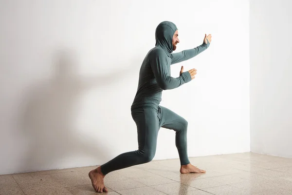 Bebaarde grappige man vormt als ninja — Stockfoto