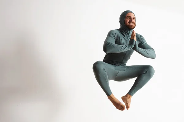 Atleta pulando como ninja no ar — Fotografia de Stock