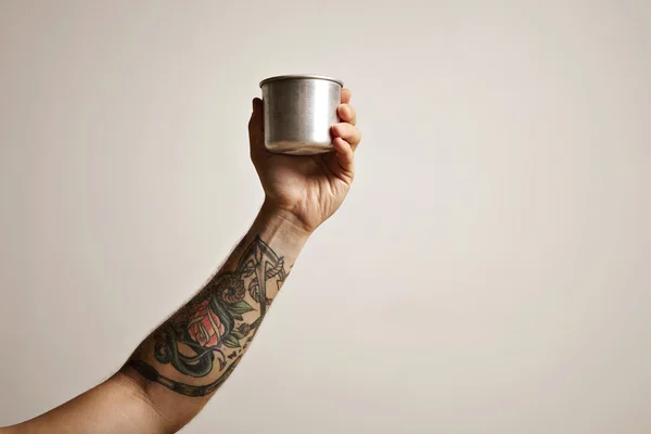 La mano del hombre con una copa de viaje de acero — Foto de Stock