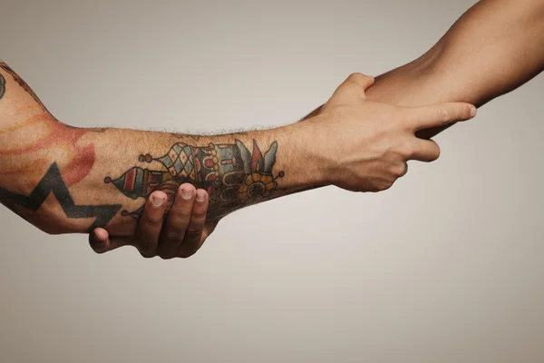 Рукостискання двох молодих чоловіків — стокове фото
