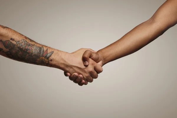 Mannen schudden handen — Stockfoto