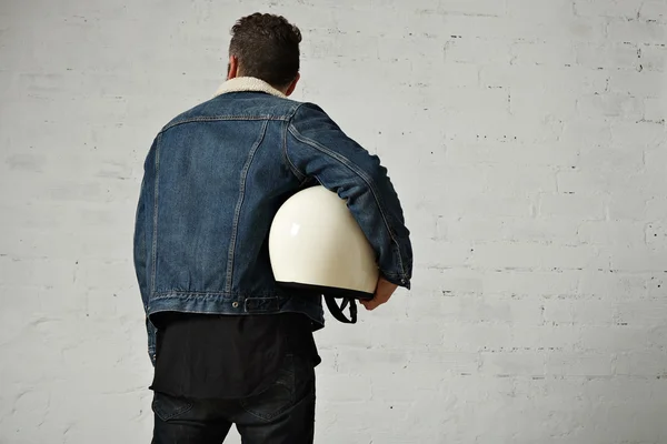 Moto motorista sostiene casco — Foto de Stock