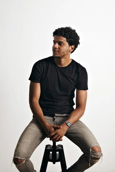 Атлетический расслабленный черный молодой человек — стоковое фото