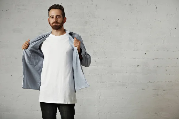 Hipster zieht Hemd aus — Stockfoto