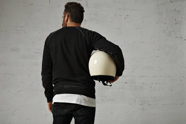 Homem segurando capacete motocicleta — Fotografia de Stock