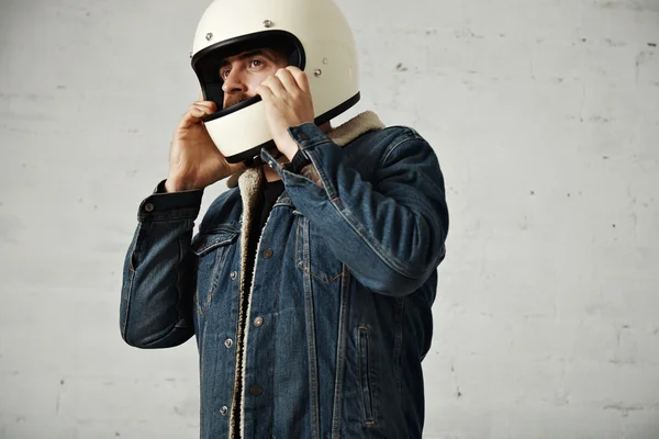 Motorradfahrer trägt Helm auf dem Kopf — Stockfoto