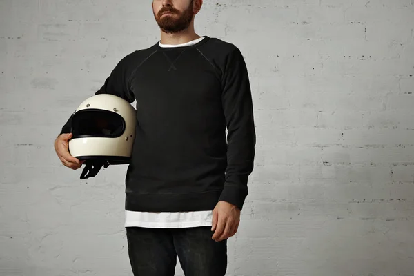 Мужчина держит белый мотоциклетный шлем — стоковое фото