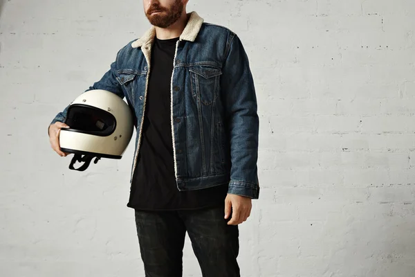 Motor biker hugs vintage beige motorcycle helmet — ストック写真