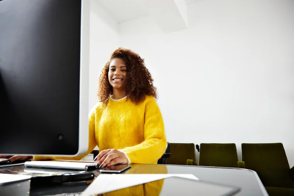 Mulher negra trabalhando em seu escritório — Fotografia de Stock