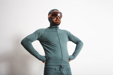 erkek atlet gururla beyaz duvarın önünde duruyor 