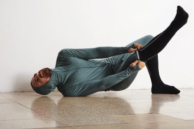 erkek atlet kadar uzun snowboard çorap giyinme