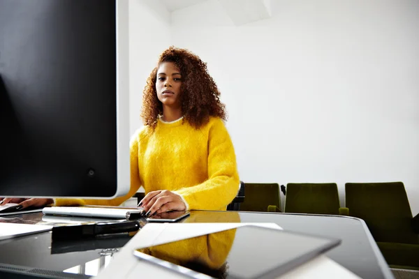 Mulher negra trabalhando no escritório — Fotografia de Stock