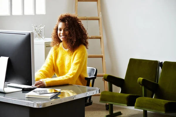 Chica trabajando como secretaria en pequeña oficina —  Fotos de Stock