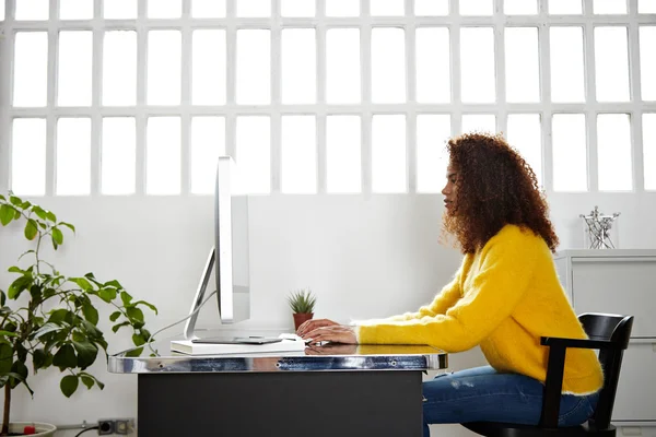 Mujer negra trabajando en la computadora —  Fotos de Stock