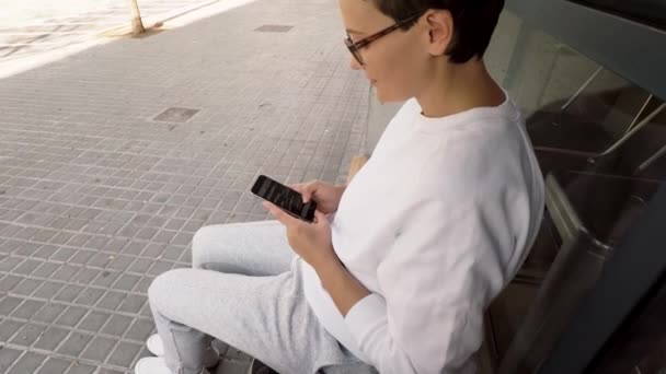 Mujer usando su smartphone — Vídeo de stock