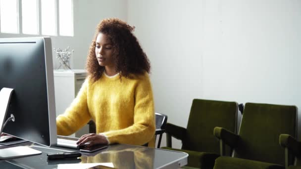 Mujer negra trabajando en su ordenador — Vídeos de Stock