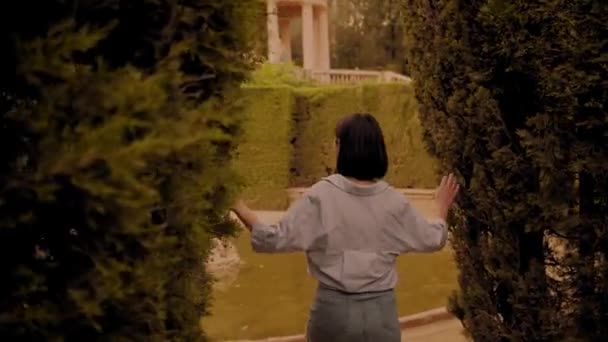 Mädchen läuft im Park-Labyrinth — Stockvideo