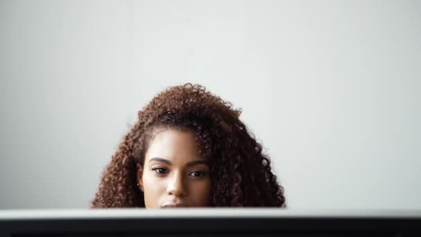 Frau arbeitet am Computer — Stockvideo