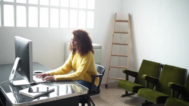 Чернокожая женщина работает за компьютером — стоковое видео