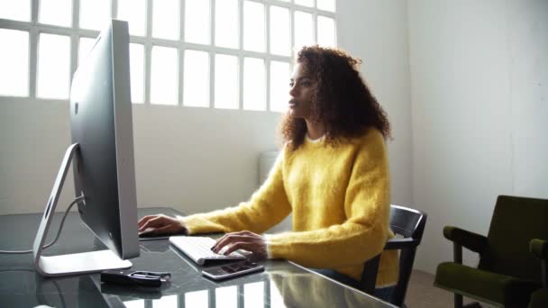 Menina negra trabalhando no projeto no computador — Vídeo de Stock