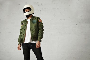motosiklet kask içinde erkek modeli