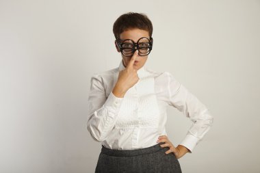 Üç çift gözlük içinde kadın öğretmen 