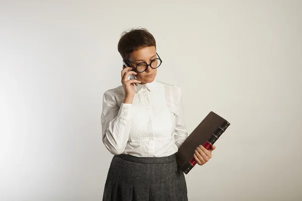 Profesoara vorbind la telefon — Fotografie, imagine de stoc