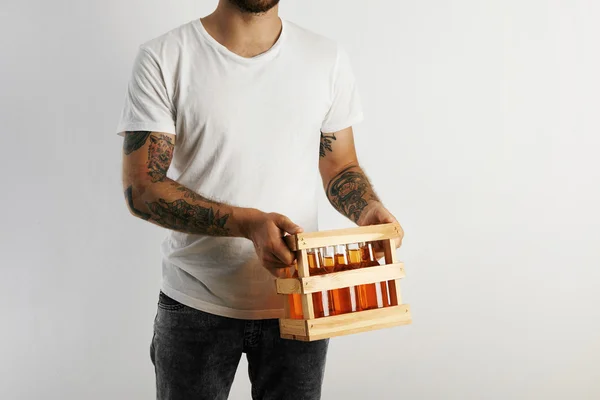 Man holding crate of artisan beer — Stock Photo, Image