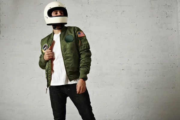 Hombre en chaqueta piloto caqui con casco — Foto de Stock