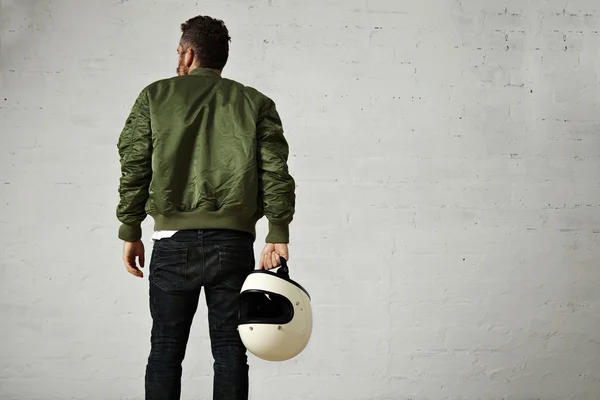 Pilota barbuto alla moda in giacca bomber verde — Foto Stock