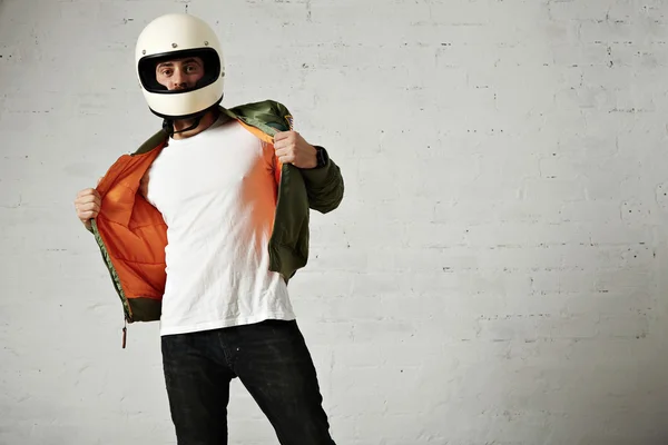 Motociclist serios purtând cască — Fotografie, imagine de stoc